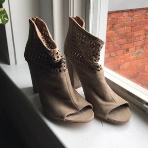 Heeled peep toe bootie